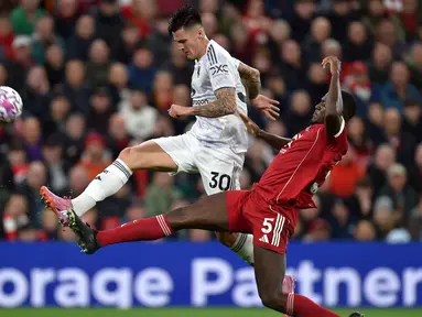 Penyerang Manchester United asal Slovenia, Benjamin Sesko (kiri) berebut bola dengan bek Liverpool asal Prancis, Ibrahima Konate saat pertandingan pekan ke-8 Liga Premier Inggris di Stadion Anfield, Liverpool pada Minggu 19 Oktober 2025. (PETER POWELL/AFP)