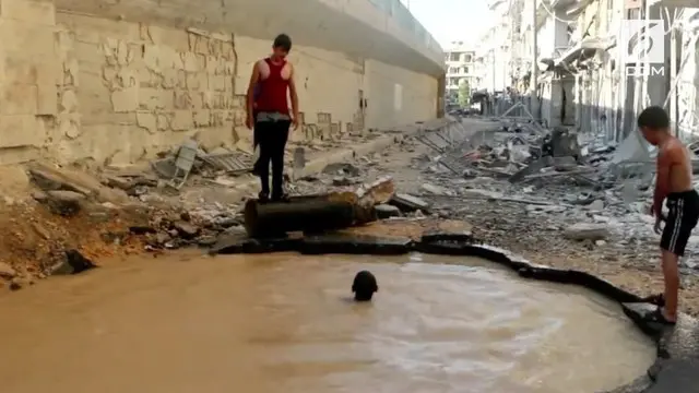 VIDEO: Bekas Ledakan Bom Disulap Menjadi Kolam Renang