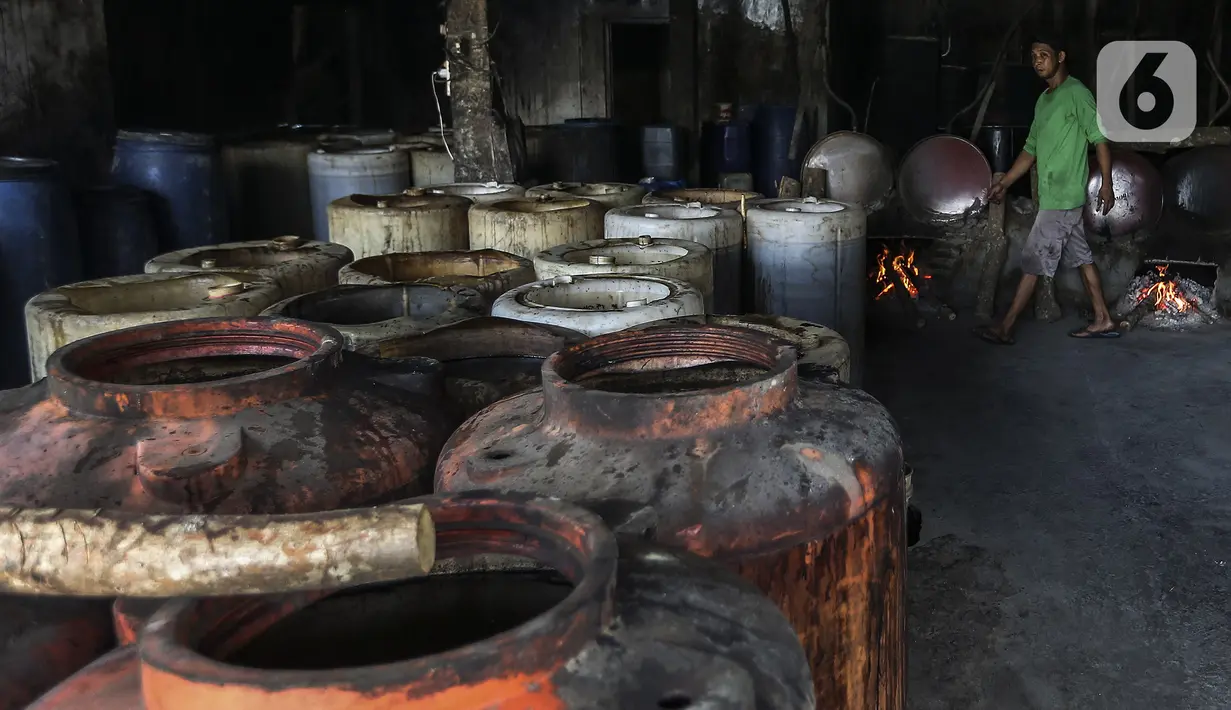 Suasana industri rumahan pembuatan alkohol tradisional di Desa Bekonang, Kecamatan Mojolaban, Kabupaten Sukoharjo, Jawa Tengah, Rabu (18/11/2020). Kadar alkohol Ciu Bekonang bisa bervariasi, namun umumnya pembuat mempertahankan pada kisaran 90 persen. (Liputan6.com/Johan Tallo)