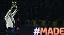 Pemain Real Madrid Karim Benzema berpose di lapangan dengan trofi Ballon d'Or miliknya pada paruh waktu pertandingan sepak bola L1 Prancis antara Olympique Lyonnais (OL) dan OGC Nice di Stadion Groupama, Decines-Charpieu, Prancis, 11 November 2022. Karim Benzema memutuskan untuk hengkang ke Real Madrid pada 2009. (OLIVIER CHASSIGNOLE/AFP)
