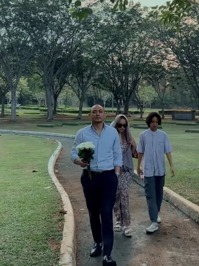 Bunga Citra Lestari saat Ziarah Peringatan Ulang Tahun Ashraf Sinclair Bersama Tiko. [@itsmebcl]