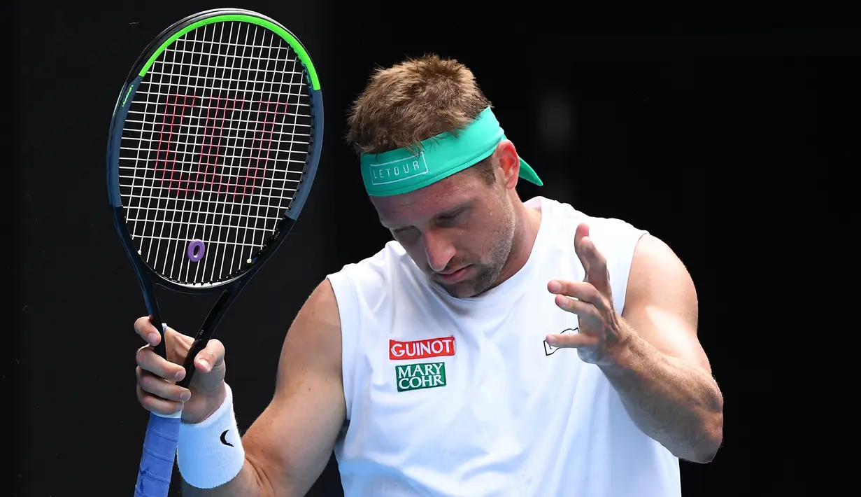 Petenis AS, Tennys Sandgren, tampak kecewa usai dikalahkan petenis Swiss, Roger Federer, pada perempat final Australia Open 2020 di Melbourne, Selasa (28/1). Federer menang 6-3, 2-6, 2-6, 7-6 (10-8), 6-3 atas Sandgren. (AFP/William West)
