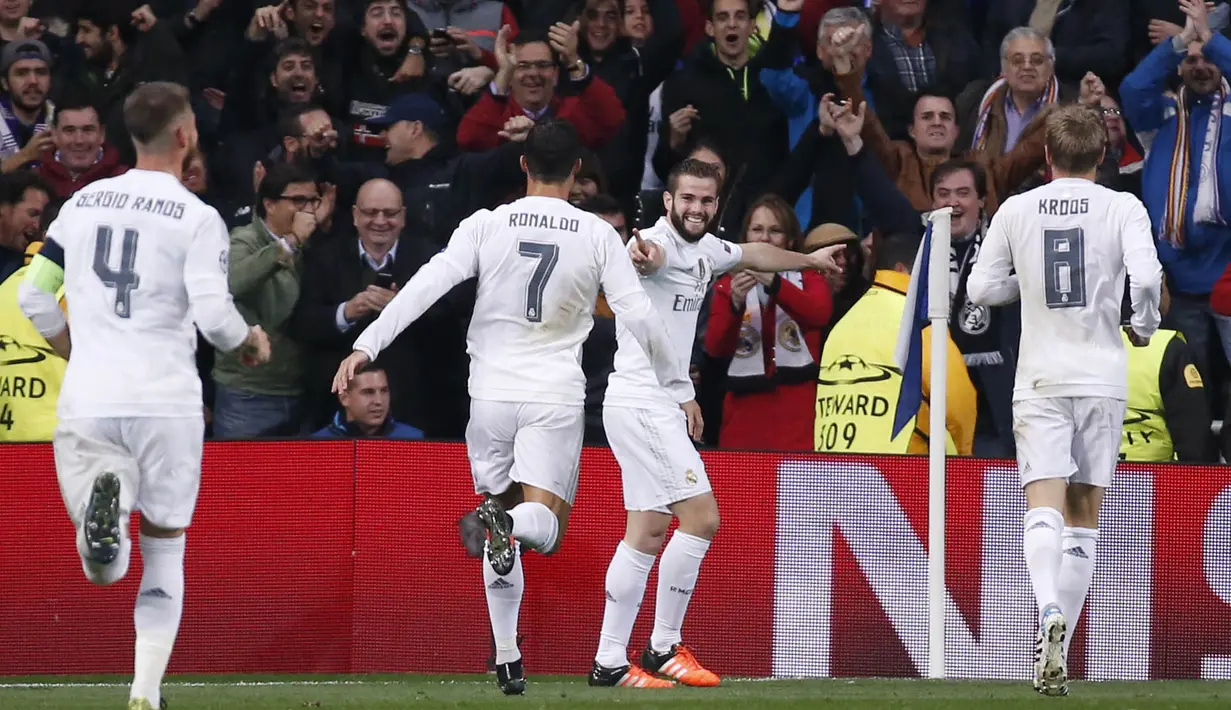 Pemain Real Madrid Nacho merayakan gol bersama rekannya pada lanjutan Liga Chaampions Grup A di Stadion Santiago Bernabeu, Madrid, Rabu(4/11/2015) dini hari. Madrid menang tipis 1-0.  (Reuters / Juan Medina)