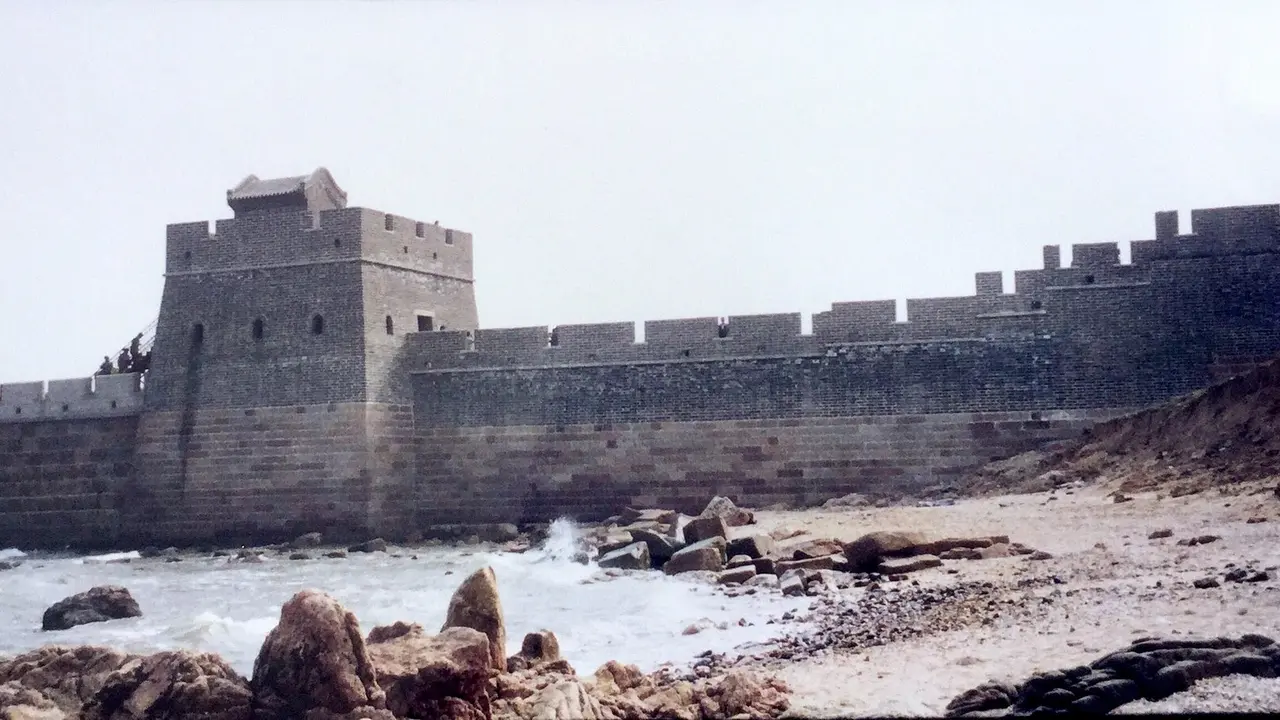 Shanhai Pass, ujung timur Tembok Besar Tiongkok dan salah satu lintasan utamanya. Lintasan ini merupakan titik sempit di Koridor Liaoxi yang strategis, jalur darat pesisir penting antara Tiongkok Utara dan Timur Laut (Foto: Wikipedia)