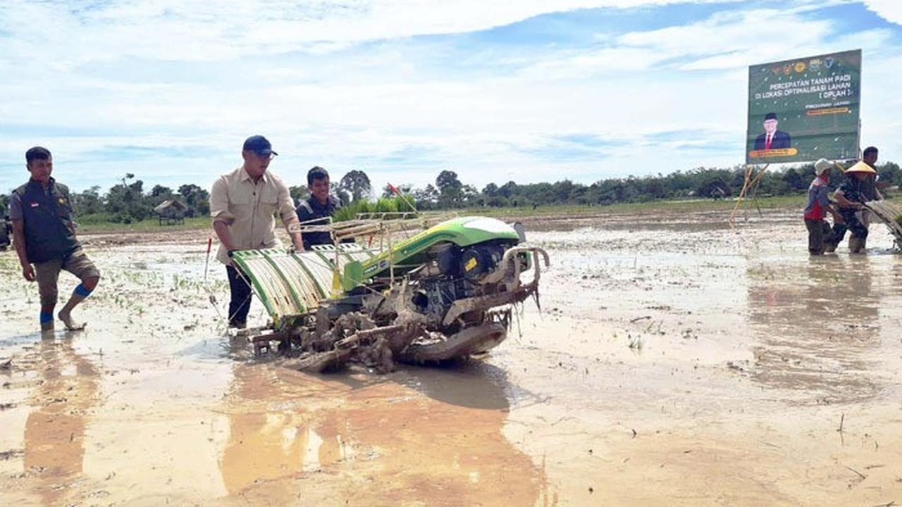Wamentan Sudaryono mencoba mesin tanam padi [rice transplanter] di Olak Besar, Kecamatan Batin XXIV,
