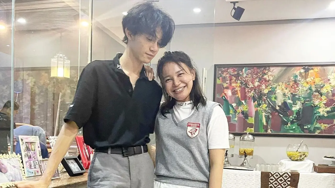 Pakai Seragam SMA, Ini Potret Rossa Bareng Sang Anak yang Bak Seumuran