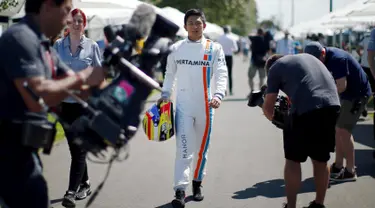 Pembalap F1 tim Manor Racing, Rio Haryanto saat berjalan menuju sesi pemotretan driver sebelum persiapan Australian Formula One Grand Prix di Melbourne, (17/3). (REUTERS / Jason Reed)