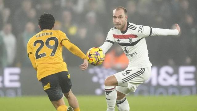 Goncalo Guedes (kiri) dan Christian Eriksen berebut bola dalam laga Primer League antara Wolverhampton dan Manchester United, Jumat (27/12/2024)