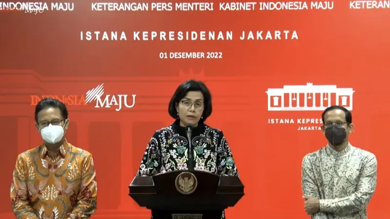 Menteri Keuangan Sri Mulyani, Menteri Kesehatan Budi Gunadi Sadikin, dan Menteri Pendidikan Nadiem Makarim saat konferensi pers, Kamis 1 Desember 2022.