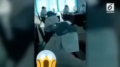Saat ujian berlangsung, pelajar di SMKN 1 Banyuwangi menggunakan tameng seperti kacamata kuda menggunakan kertas. Tujuannya agar para pelajar tak saling contek.