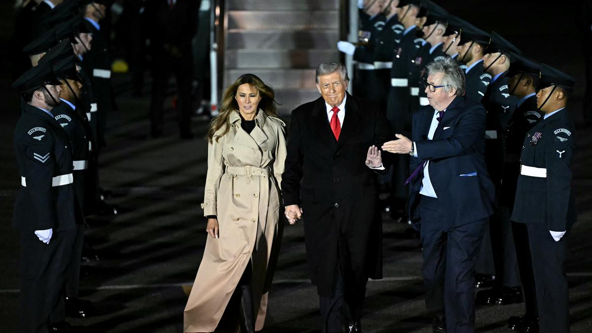 Pesan Tersirat dari Mantel Burberry Melania Trump Saat Mendarat di Inggris