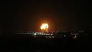 Bola api terlihat setelah serangan udara Israel di Rafah, Jalur Gaza, Palestina, Minggu (23/2/2020). Israel beralasan serangan udaranya dilakukan setelah digempur tembakan roket dari Jalur Gaza. (SAID KHATIB/AFP)