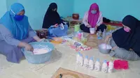 Pemuda yang tergabung dalam Sanggar Seni Marendeng Paropo saat membuat sabun antiseptik