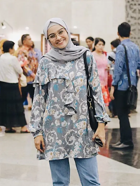 Gaya Zee Zee di foto ini simple banget. Dengan blouse bermotif abu-abu dan celana jeansnya, Zee Zee hanya memakai hijab abu-abu yang dibentuk dari pashmina.  (Instagram/zeezeeshahab)