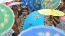 Arak-arakan Payung Nusantara membuka Festival Payung Indonesia 2018 di Taman Lumbini, Komplek Candi Borobudur, Magelang, Jumat (7/9). Festival  ini juga didapuk dapat membawa peningkatan ekonomi untuk masyarakat sekitar Borobudur. (Liputan6.com/Gholib)