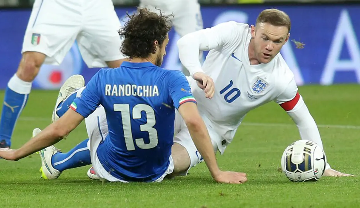 Penyerang Inggris, Wayne Rooney (kanan) berebut bola dengan bek italia Andrea Ranocchia  saat laga persahabatan di Juventus Stadium,Italia, Rabu (1/4/2015). Italia bermain imbang 1-1 atas Inggris. (AFP PHOTO/Marco Bertorello)