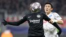 <p>Pemain Eintracht Frankfurt, Randal Kolo Muani (kiri) berebut bola dengan pemain Napoli, Min-jae Kim pada laga leg pertama 16 besar Liga Champions 2022/2023 yang berlangsung di Deutsche Bank Park, Rabu (22/2/2023) WIB. (AFP/Daniel Roland)</p>