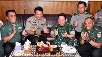 Kapolresta Solo AKBP Andy Rigai memberikan kejutan kepada Danrem 074/Warastratama Surakarta, Kolonel Inf Rafael Granada Baay saat peringtai HUT ke-74 TNI.(Liputan6.com/Fajar Abrori)