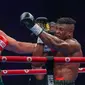 Tyson Fury bertarung melawan Francis Ngannou dalam pertandingan tinju kelas berat di Kingdom Arena, Riyadh, Arab Saudi, Minggu (29/10/2023) pagi WIB. (Fayez NURELDINE / AFP)