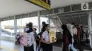 Petugas KAI Commuter memegang poster saat melakukan kampanye pencegahan tindak kekerasan dan pelecehan seksual di Stasiun Tanah Abang, Jakarta, Rabu (29/6/2022). KAI Commuter melakukan kampanye tersebut untuk menggugah kesadaran masyarakat agar tidak melakukan tindakan kekerasan dan pelecehan seksual di transportasi umum, khususnya KRL. (Liputan6.com/Johan Tallo)