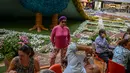 Pengunjung foto di depan merak raksasa selama Festival Bunga di Pusat Perbelanjaan Santa Fe di Medellin, Kolombia (3/8). Merak yang terbuat dari 182.000 bunga ini memiliki panjang 12 meter (40 kaki). (AFP Photo/Joaquin Sarmiento)