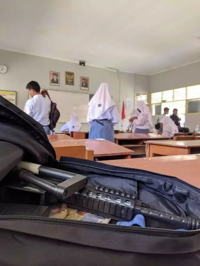 6 Potret Lucu Isi Tas Anak Sekolah, Ada Makanan Hingga Mainan