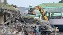 Pekerja melakukan pembongkaran bangunan lama Pasar Rumput, Manggarai, Jakarta, Senin (17/10). Nantinya, pasar yang memiliki luas sekitar 22.710 meter persegi akan dibangun menjadi rusun dengan berbagai fasilitas. (Liputan6.com/Yoppy Renato)