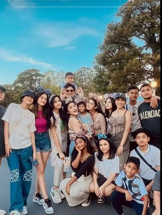 Saat momen H+1 setelah menikah, Arhan dan Azizah membawa teman-teman mereka berkunjung ke Disneyland, Jepang. Maria Theodore ikut serta dalam momen jalan-jalan itu. Momen keseruan ini banjir atensi dari publik. (Liputan6.com/IG/mariatheodoree)