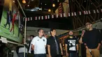 Anggota Exco PSSI, Arya Sinulingga, melihat foto saat menghadiri pembukaan pameran foto dan peluncuran buku "90' & Beyond" di Sarinah, Jakarta Pusat, pada Minggu (24/8/2025). (Dok. PSSI Pers/PFI Jakarta)