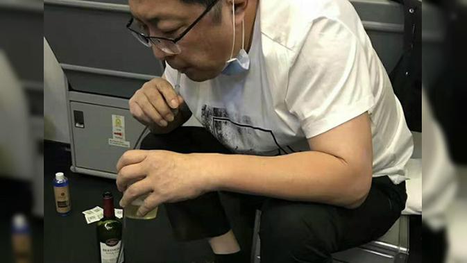 Aksi heroik seorang dokter China, sedot keluar urine lansia yang kandung kemihnya nyaris pecah akibat kelebihan cairan dalam penerbangan internasional (Weibo / Asia One)
