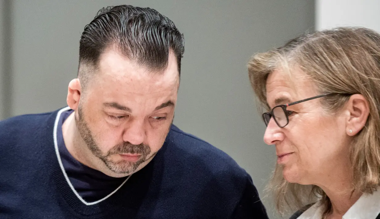 Mantan perawat, Niels Hoegel, 42, berdiskusi dengan pengacaranya, Ulrike Baumann saat menjalani sidang pembacaan vonis di Oldenburg, utara Jerman, Kamis (6/6/2019). Hoegel dijatuhi hukuman penjara seumur hidup atas tuduhan membunuh 85 pasien dalam perawatannya. (Hauke-Christian Dittrich/dpa via AP)