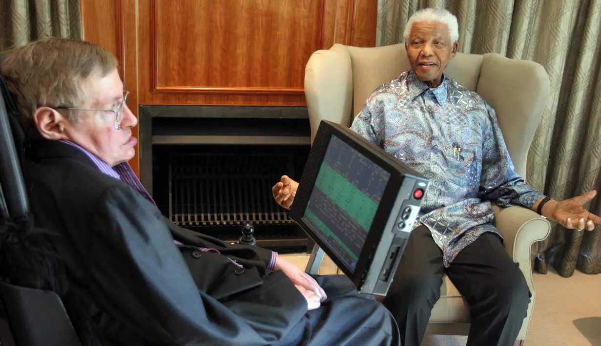Foto pada tanggal 14 Mei 2008, mantan Presiden Afrika Selatan Nelson Mandela bertemu dengan Profesor Stephen Hawking di Johannesburg. Ahli fisika teoretis, Stephen Hawking, meninggal dunia pada hari ini, Rabu (14/3/2018). (AFP Photo/Denis Farrell)