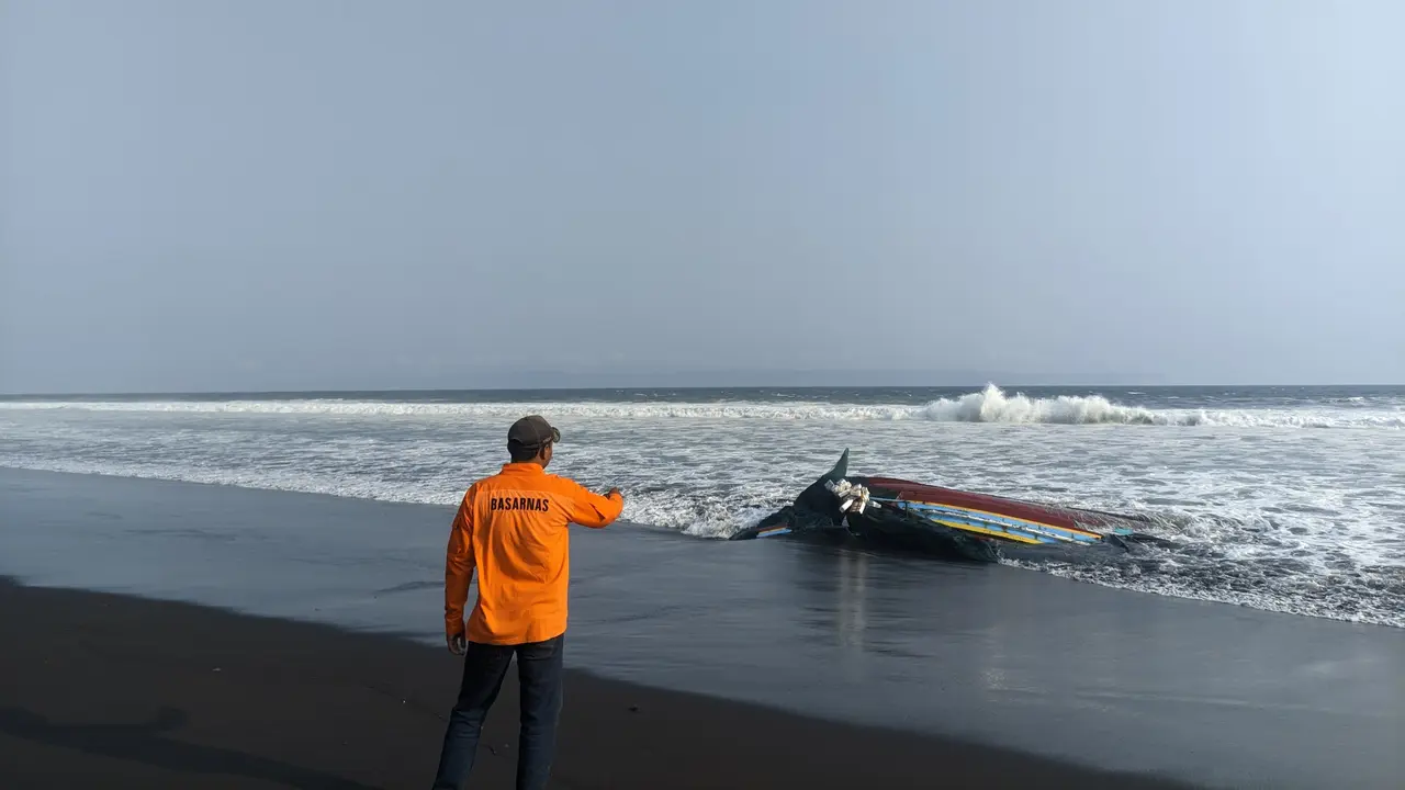 ​ KLM Pantes Terbalik Dihantam Ombak, 1 Tewas, 3 Nelayan Lainya Hilang