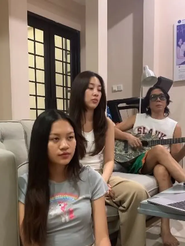 6 Potret Keakraban Bimbim Slank dan 2 Anak Gadisnya, Sebut Musik Dinasti