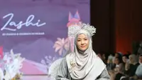 Padanan gamis warna hijau sage dengan hijab satin seperti Natasha Rizki beri kesan anggun. [Foto: Fimela/Adrian Utama P].