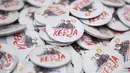 Pin bergambar Ahok-Djarot yang dijajakan pedagang di Rumah Lembang, Jakarta, Senin (28/11). Pedagang atribut kampanye pasangan Ahok-Djarot disediakan tempat khusus berjualan di halaman belakang Rumah Lembang. (Liputan6.com/Immanuel Antonius)