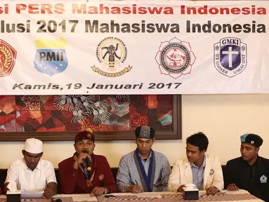 Para mahasiswa Indonesia yang tergabung di dalam organisasi PMII, GMNI, GMKI, PMKRI, HIKMAHBUDHI, dan KMHDI menyampaikan lima resolusi 2017 di Jakarta, Kamis (19/1). (Liputan6.com/Faizal Fanani)