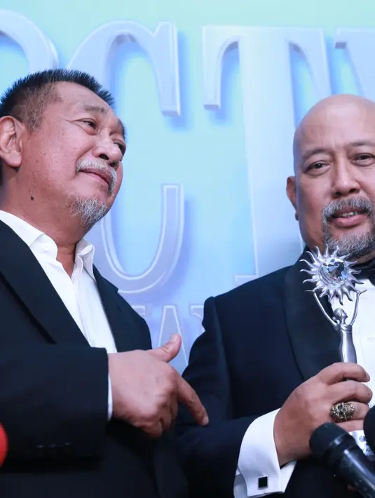 Meghadiri malam penganugerahan SCTV Awards 2016, Indro Warkop tampak bersama dengan wakil gubernur Jawa Barat, H. Deddy Mizwar. Keduanya tampak sedang bergurau ketika diwawancara awak media. (Adrian Putra/Bintang.com)