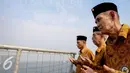 Sejumlah veteran berdoa saat upacara dalam peringatan hari Pahlawan di KRI, Teluk Jakarta, Selasa (10/11). Upacara peringatan Hari Pahlawan tersebut rutin dilakukan setiap 10 November. (Liputan6.com/Faizal Fanani)