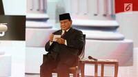Capres nomor urut 02 Prabowo Subianto menulis catatan saat tanya jawab dalam debat keempat Pilpres 2019 di Hotel Shangri-La, Jakarta, Sabtu (30/3). Debat kali ini mengangkat tema tentang ideologi, pemerintahan, pertahanan dan keamanan, serta hubungan internasional. (Liputan6.com/JohanTallo)
