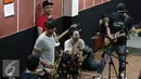 Suasana latihan jelang konser tunggal Andien bertajuk 'Metamorfosa', Jakarta, Senin (14/9/2015). Andien menggaet The Cash  yang terdiri dari Tora Sudiro, Vincent Rompies, Desta dan Ringgo Agus Rahman. (Liputan6.com/Herman Zakharia) 