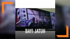 Sebuah video viral di media sosial, menunjukkan detik-detik seorang bayi terjatuh dari lantai 3 sebuah mal. Bayi itu terlepas dari gendongan ibunya ketika sedang menuruni eskalator bersama-sama.