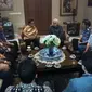 Pertemuan terbuka itu belangsung cukup cair, diwarnai guyonan dari para elite parpol tersebut.