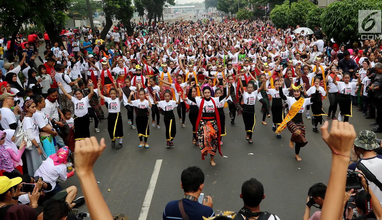 Sekitar 2000 penari membawakan tarian tradisional Indonesia saat Car Free Day di Senayan, Jakarta, Minggu (13/08). Tarian ini merupakan rangkaian dari kampanye Indonesia Is Me yang diadakan untuk mensyukuri Kemerdekaan RI. (Liputan6.com/Fery Pradolo)