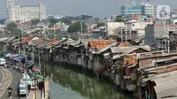 Suasana pemukiman kumuh padat penduduk di bantaran kali di Jakarta, Selasa (4/8/2020). Badan Pusat Statistik (BPS) mencatatkan jumlah penduduk miskin Indonesia mencapai 26,42 juta orang per Maret 2020. (Liputan6.com/Angga Yuniar)