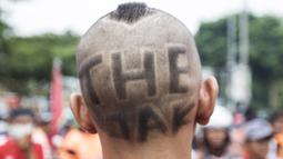 Suporter Persija Jakarta, The Jakmania, dengan rambut unik saat akan menonton laga Liga 1 melawan Mitra Kukar di Senayan, Jakarta, Minggu (9/12). Persija berpeluang besar menjadi juara jika berhasil menang. (Bola.com/Vitalis Yogi Trisna)