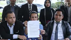 Adila Destri Yulinor menunjukkan surat somasi untuk komedian senior Indro Warkop di Menteng, Jakarta, Kamis (7/9). Somasi terkait pembagian jatah warisan almarhum ayahnya, Bambang, yang merupakan kakak angkat sang komedian. (Liputan6.com/Herman Zakharia)