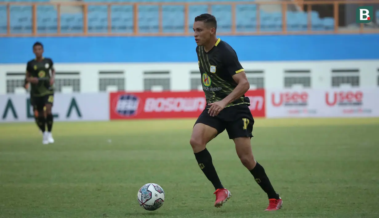 Rafael Gomes de Oliveira punya skill tinggi. Kelebihannya, dia bisa jadi gelandang serang, sayap maupun striker. Dia sudah memberikan 2 gol dan 3 assist. Dia bukan wajah baru di sepak bola Indonesia. Rafinha sebelumnya bermain untuk Persela Lamongan musim 2019 silam. (Bola.com/Ikhwan Yanuar)