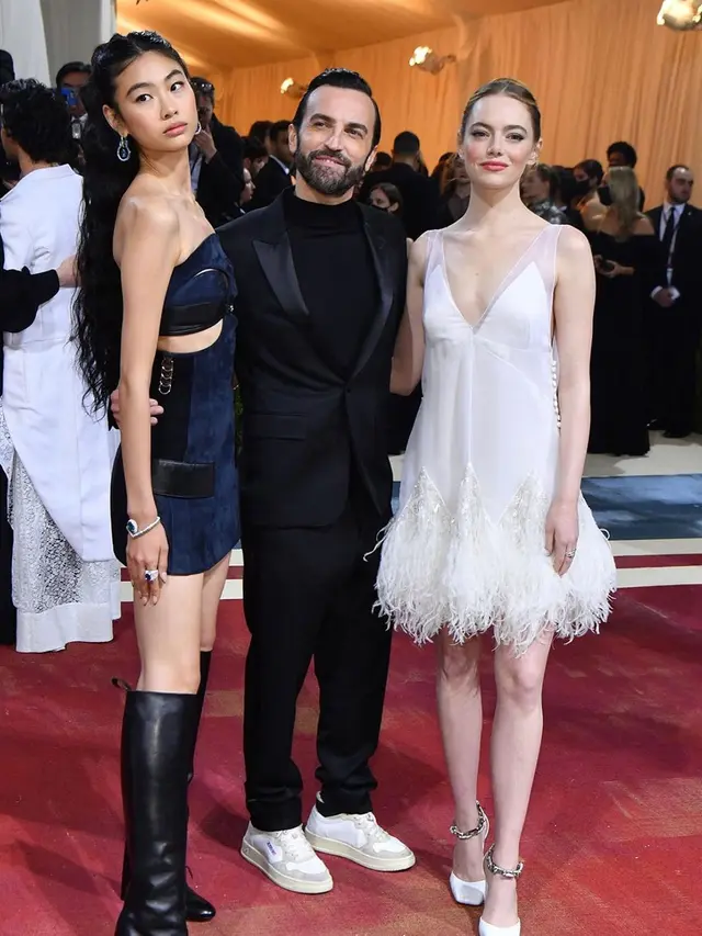 Penampilan Debut Jung Ho Yeon di Met Gala 2022 Terinspirasi dari Lukisan di Era 1800an