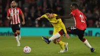 Striker Liverpool asal Jepang Takumi Minamino (tengah) mencetak gol penyeimbang saat menghadapi Southampton di pekan ke-37 Liga Inggris (AFP)